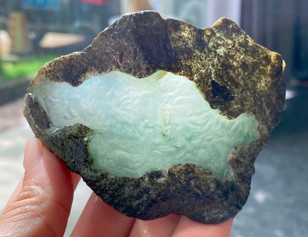 莫西沙高冰翡翠原石，230克，9.2-6.8-5.4cm，冰透清爽，荧光感强，品质 