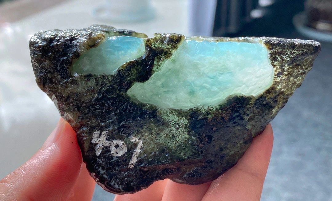 莫西沙高冰翡翠原石，230克，9.2-6.8-5.4cm，冰透清爽，荧光感强，品质 
